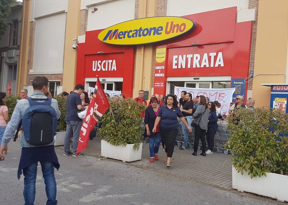 CON LE LAVORATRICI ED I LAVORATORI DI MERCATONE UNO