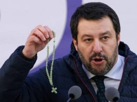 DAL “DATEMI TUTTI I POTERI” ALLA RETROMARCIA SU ROMA. LA TRISTE PARABOLA DI UN PAGLIACCIO AL SERVIZIO DEL GRANDE CAPITALE