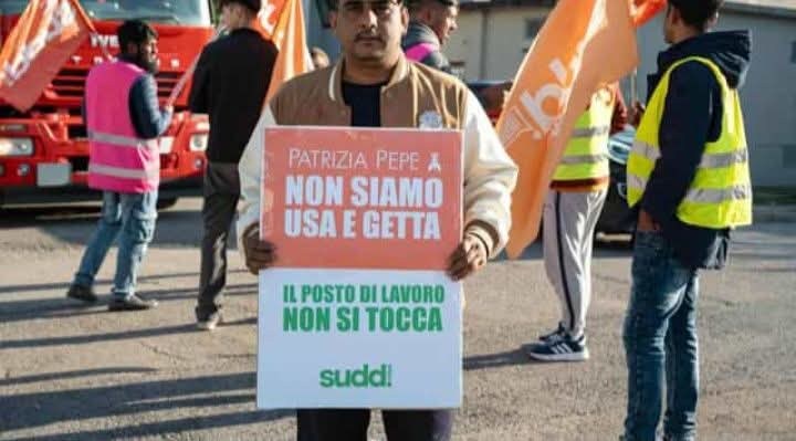 Nel cuore della città, tra i flussi turistici e le vetrine del lusso, un gruppo di lavoratori interrompe per un giorno la consuetudine del “decoro fiorentino”